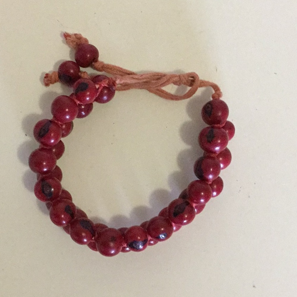 1 red casual beaded bracelet
